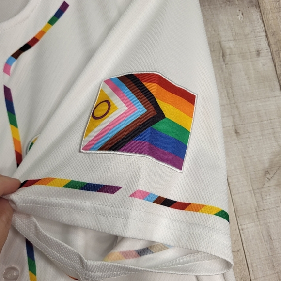 Boston Red Sox Baseball Pride Jersey 2023. Size Large. Unisex - Picture 4 of 10